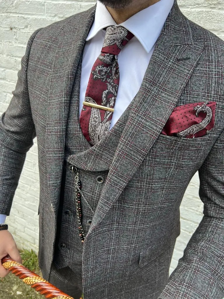 Costume trois pièces à carreaux avec cravate bordeaux