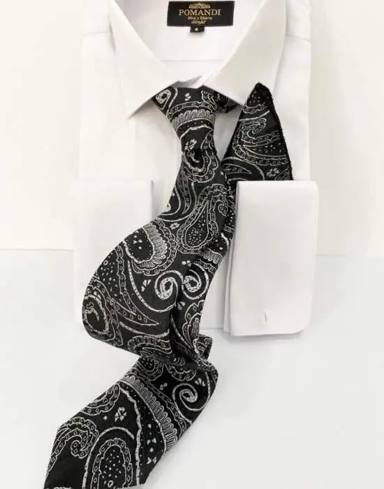 Chemise blanche avec cravate à motifs paisley noir