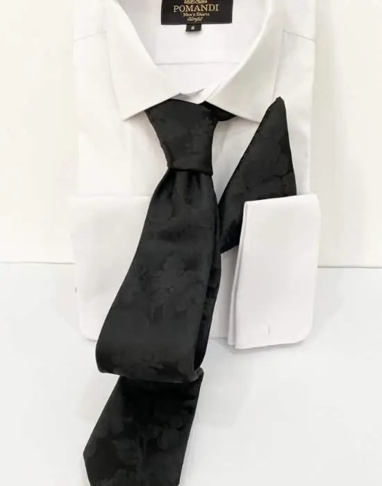 Chemise blanche avec cravate noire élégante