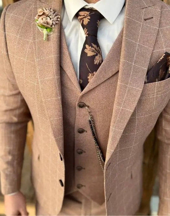 Costume trois pièces marron avec cravate à motifs