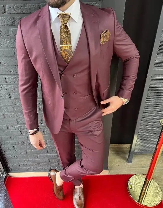 Costume trois pièces bordeaux avec cravate assortie