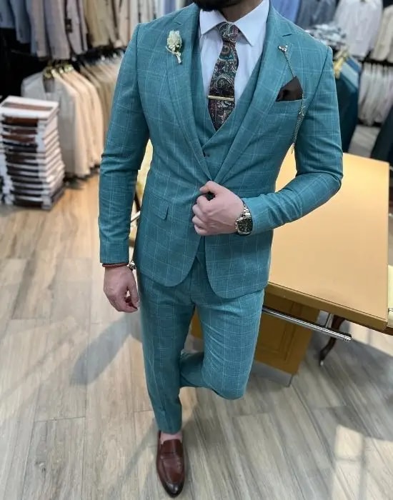 Homme en costume bleu à motifs, cravate élégante