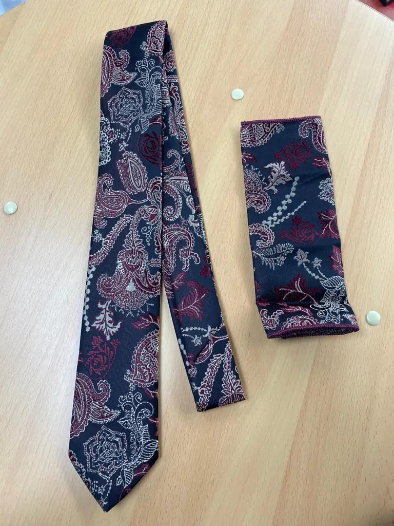 Cravate et pochette en soie avec motif cachemire.