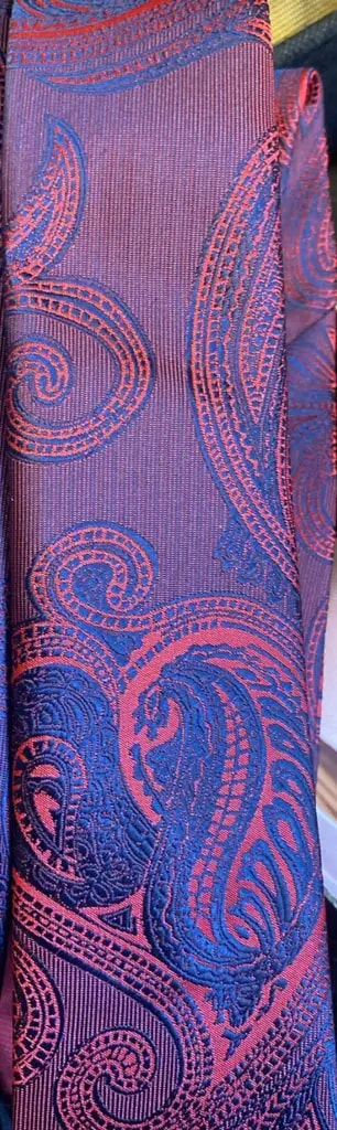 Stijlvolle paisley stropdas met rode en blauwe patronen