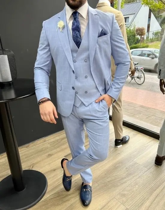 Costume bleu clair trois pièces élégant pour homme