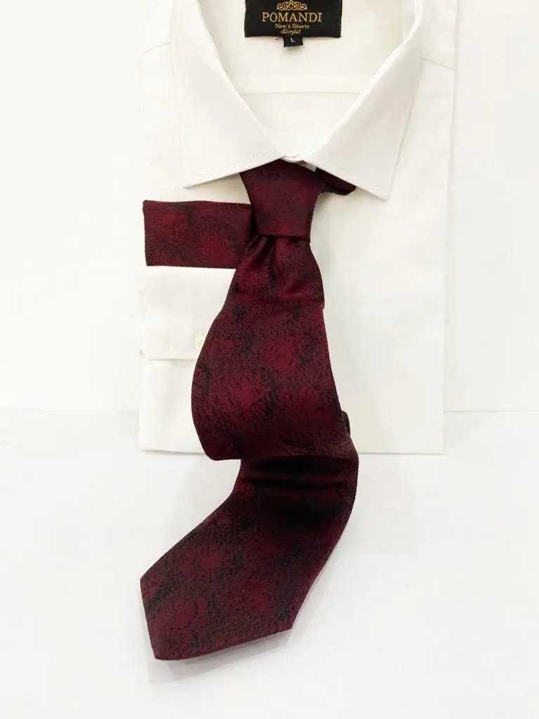 Cravate bordeaux à motif sur chemise blanche