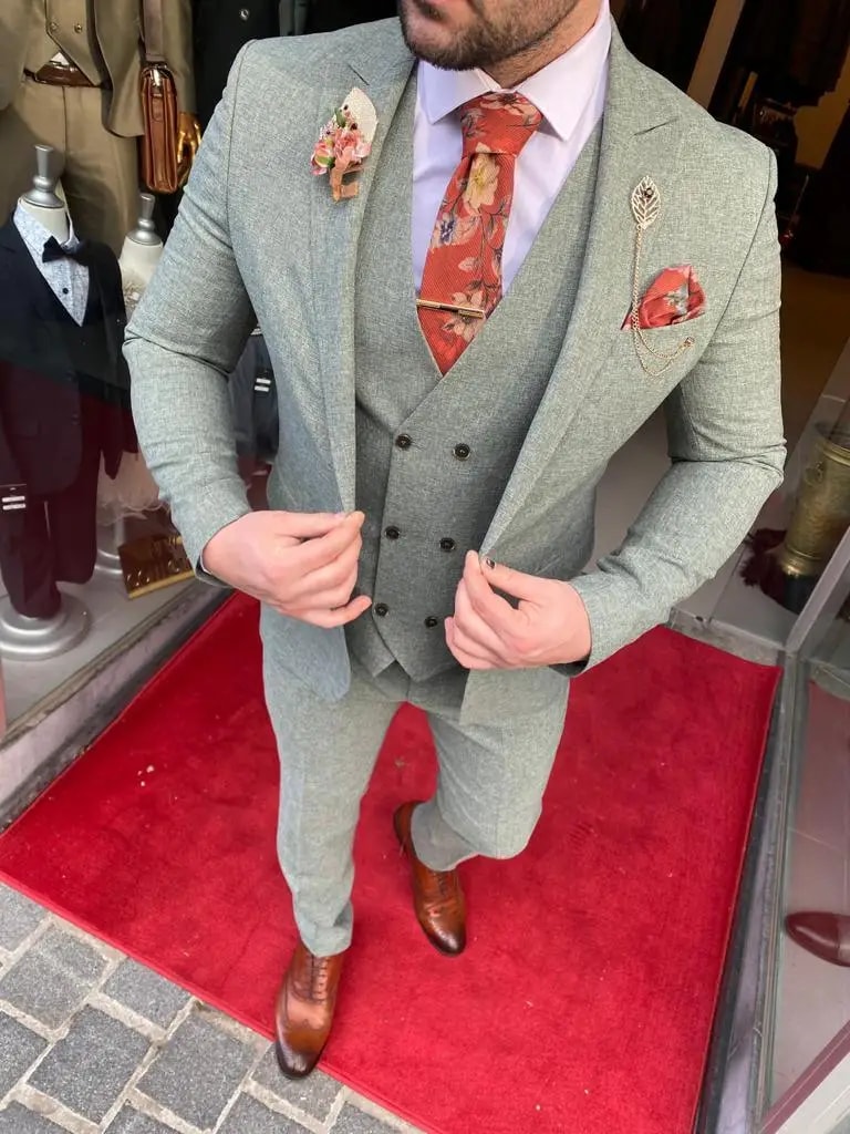 Homme en costume gris avec cravate florale rouge