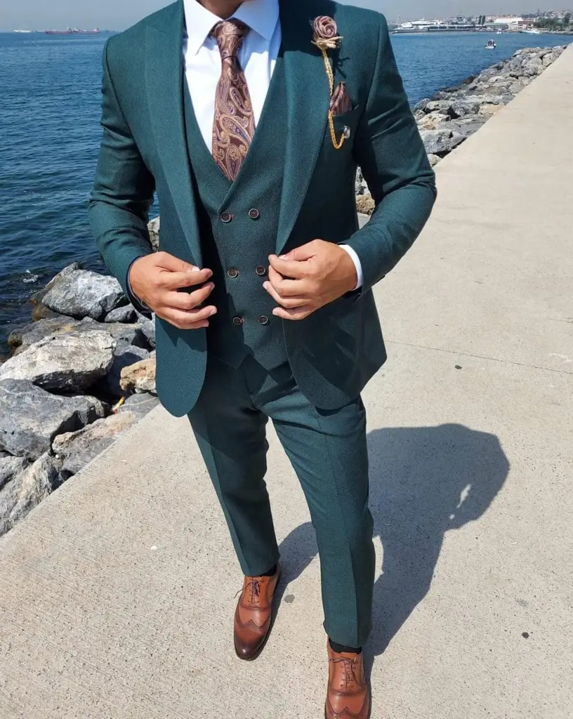 Homme en costume vert élégant avec cravate à motif