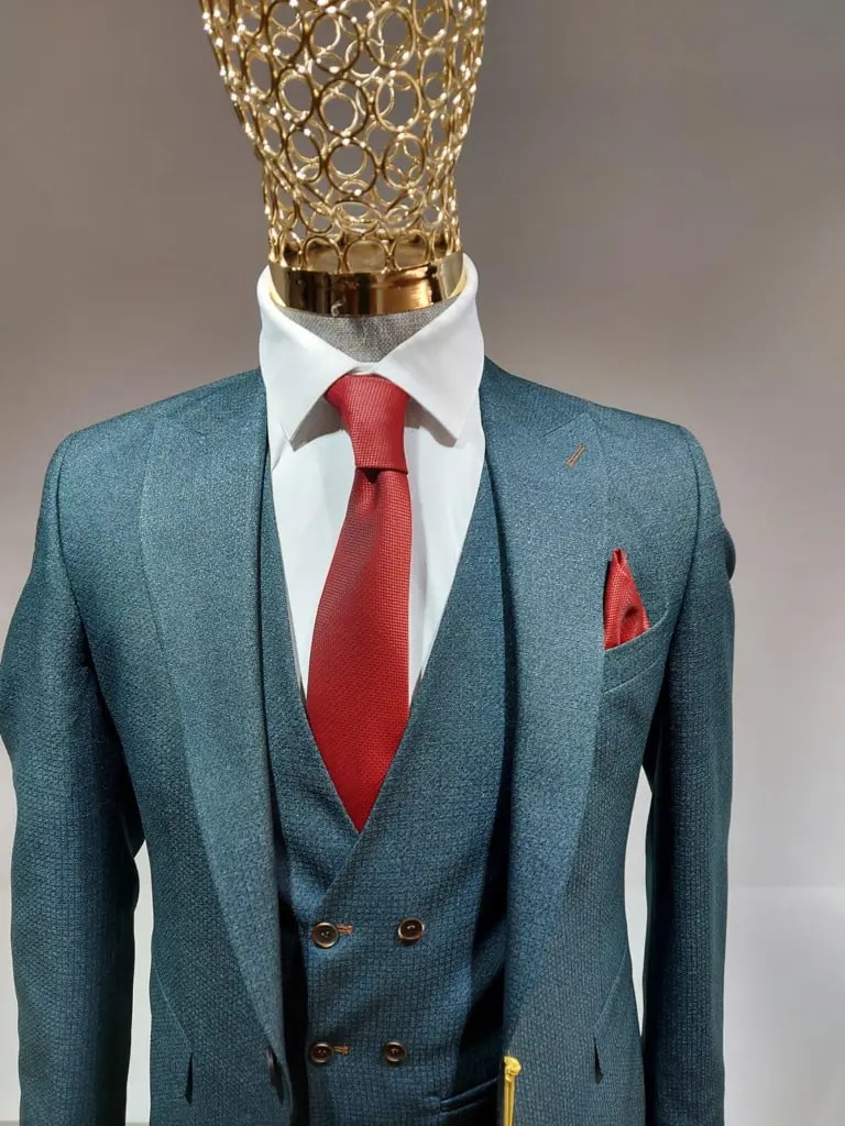 Costume homme élégant bleu avec cravate rouge