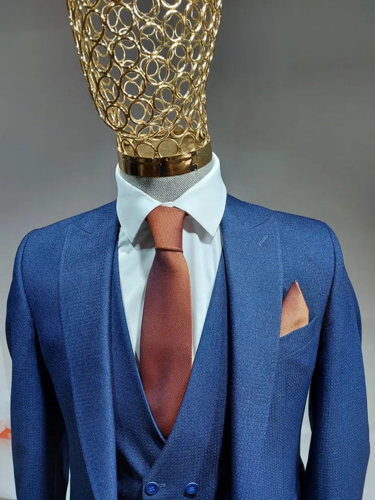 Costume bleu élégant avec cravate et pochette orange