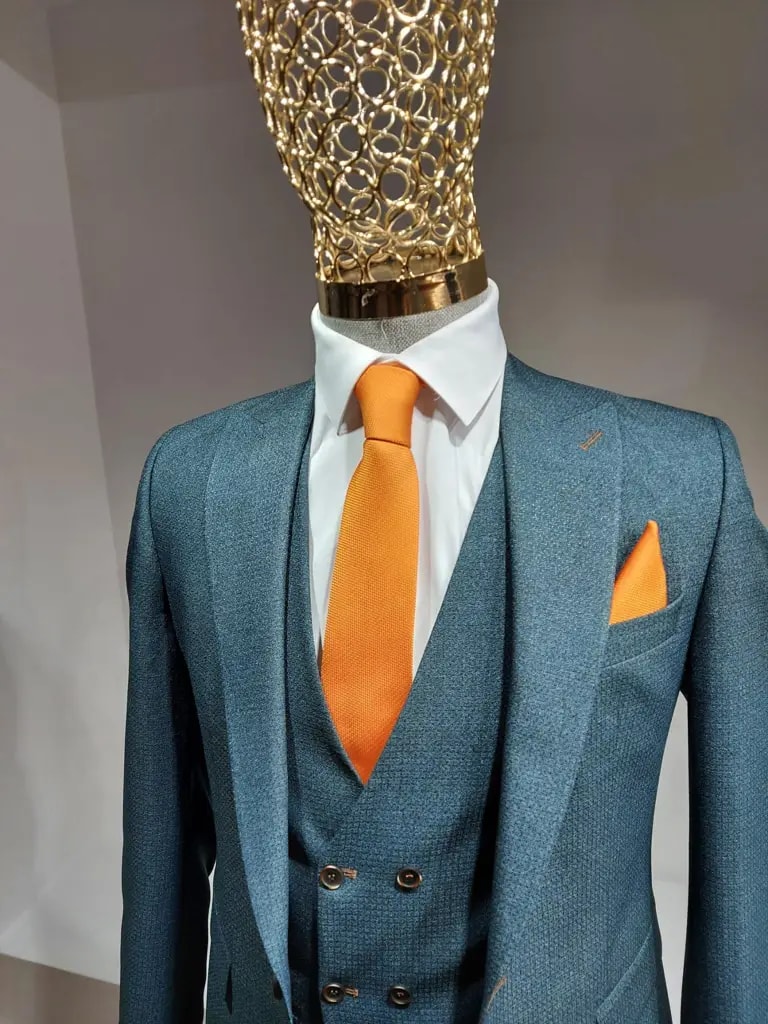 Mannequin en costume bleu avec cravate orange