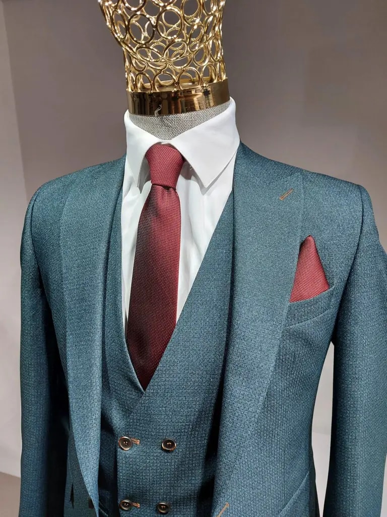 Costume bleu avec cravate rouge et pochette assortie