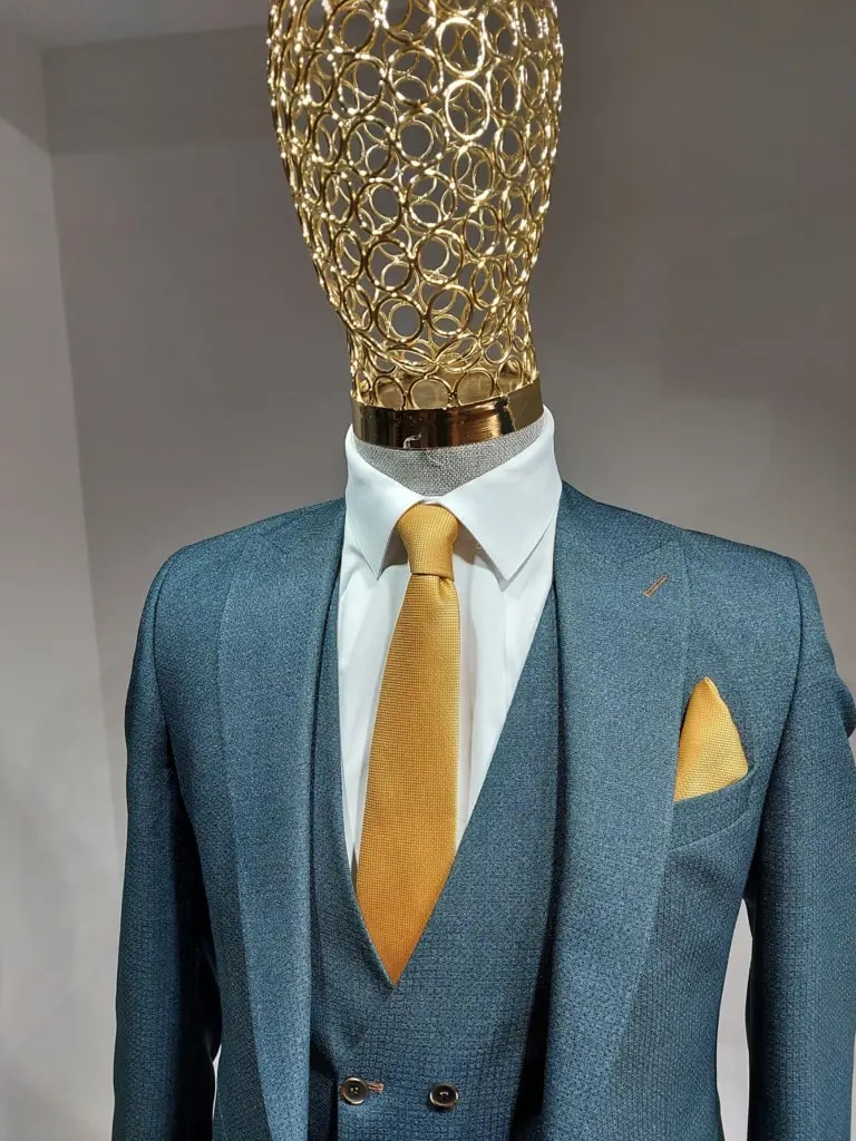 Costume bleu élégant avec cravate et pochette jaune