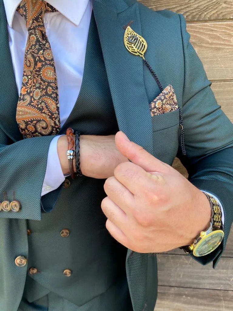 Homme en costume vert avec cravate à motifs et accessoires