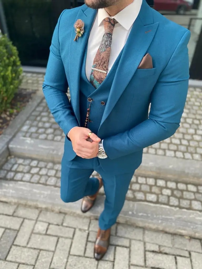Homme en costume bleu avec cravate à motif