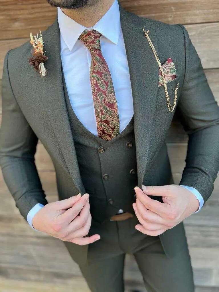 Costume trois pièces élégant avec cravate paisley
